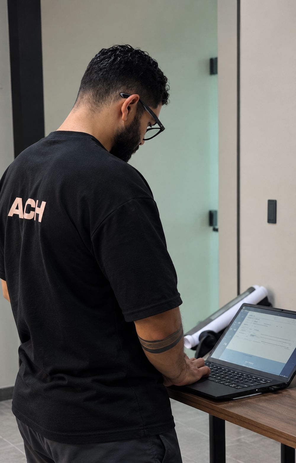 César revisando el plan de un alumno en su computadora